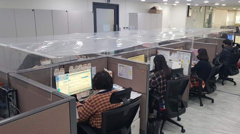 아주캐피탈 콜센터 내부 모습. 직원 간 비말 접촉을 방지하기 위해 위쪽까지 비닐로 접촉을 차단했다./사진=아주캐피탈