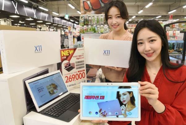 홈플러스는 교육 콘텐츠를 효과적으로 이용할 수 있는 ‘아이뮤즈 레볼루션 X11’ 태블릿PC를 판매한다. /사진=홈플러스.
