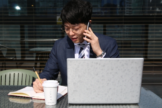 영업사원이 LG헬로비전이 v클라우드 PC 서비스를 이용하여 외부에서 업무를 처리하는 모습/사진=LG헬로비전