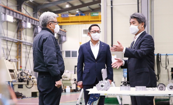 △ 윤종원 기업은행장(오른쪽 끝)이 17일 시화공단에 있는 휴텍엔지니어링 생산 현장을 방문했다. /사진=기업은행