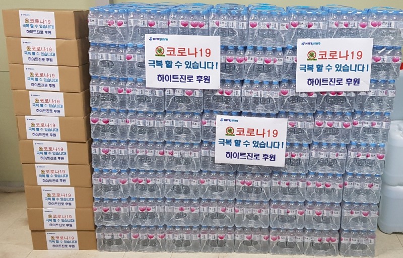 하이트진로가 생활에 어려움을 겪고 있는 취약계층을 위해 생수와 간식을 긴급 지원했다. /사진제공=하이트진로