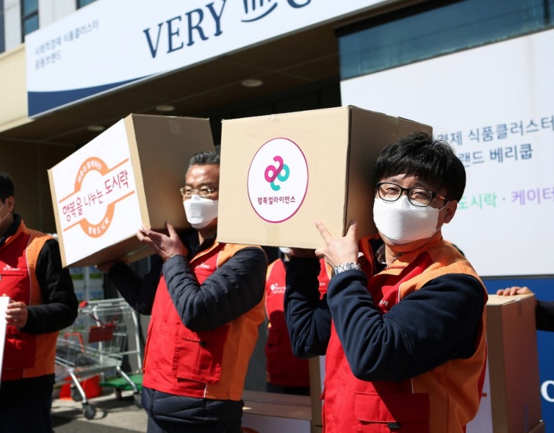 SK 직원 봉사자가 대구경북 지역 아동 지원을 위한 행복상자와 행복도시락을 전달하고 있다. 사진=행복나눔재단.