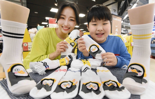 홈플러스는 EBS 인기 펭귄 캐릭터 ‘펭수’를 모델로 한 양말을 선보인다. /사진=홈플러스.