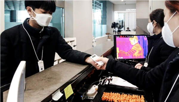 현대카드 직원들이 서울 여의도 본사 앞에 설치된 열화상 카메라와 체온기를 통해 코로나19 감염 관리를 하고 있다. / 사진 = 현대카드