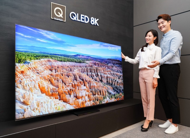 삼성전자 모델들이 QLED 8K 2020년형 모델을 홍보하고 있다/사진=삼성전자