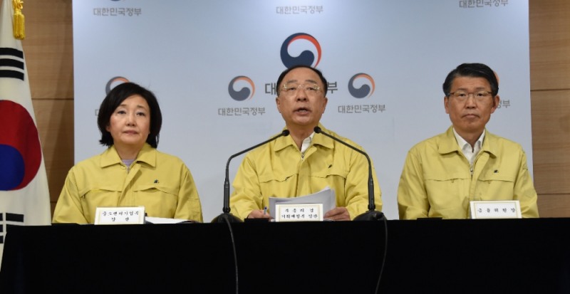 홍남기 부총리 겸 기획재정부 장관이 3월 19일 서울 광화문 정부서울청사에서 열린 제1차 비상경제회의 결과 관계부처 합동브리핑에서 주요내용을 발표하고 있다.왼쪽부터 박영선 중소벤처기업부 장관, 홍남기 부총리, 은성수 금융위원장 / 사진출처= 기획재정부(2020.03.19)