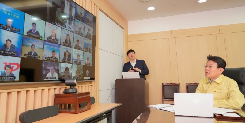 △ 김광수 NH농협금융 회장이 19일 본사 회의실에서 실시된 코로나19 피해기업 신속 여신지원대책 논의를 위한 화상회의를 주재하고 있다. /사진=NH농협금융