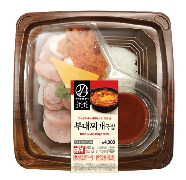 이마트24는 따뜻한 날씨에도 국물요리에 대한 수요가 있을 것으로 예상하고, 직장인/학생들의 인기 메뉴 중 하나인 부대찌개국밥을 연중 운영 상품으로 출시하게 됐다. /사진=신세계그룹.