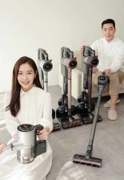 LG전자 모델들이 코드제로 A9S 무선 청소기를 홍보하고 있다/사진=LG전자