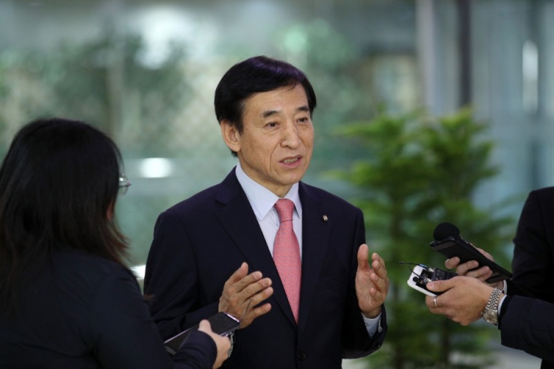 ▲이주열 한국은행 총재가 지난 3월 20일 서울 중구 한은 본관 출근길에 기자들의 질문에 답하고 있다./사진=한국은행
