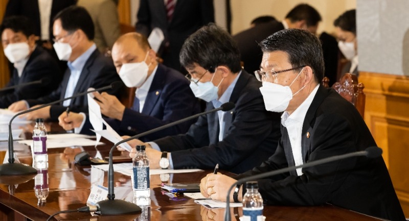 은성수 금융위원장이 20일 서울 중구 은행회관에서 코로나19 관련 은행권 간담회를 주재, 모두발언을 하고 있다. / 사진= 금융위원회(2020.03.20)