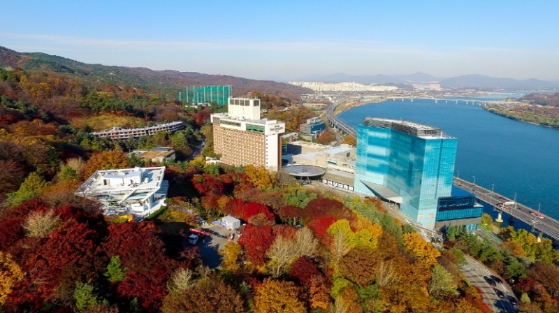 워커힐 호텔 전경. (왼쪽부터) 더글라스 하우스, 그랜드 워커힐 서울, 비스타 워커힐 서울. /사진제공=워커힐