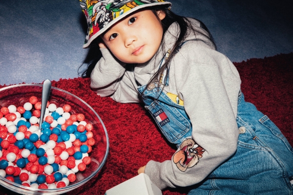 한섬은 아메리칸 캐주얼 브랜드 타미힐피거(Tommy Hilfiger)가 영화 배급사인 ‘워너 브러더스(Warner Bros)’와 협업해 ‘타미진스X루니툰(Tommy JeansXLooney Tunes®)’ 캡슐 컬렉션을 선보인다. /사진=현대백화점그룹.