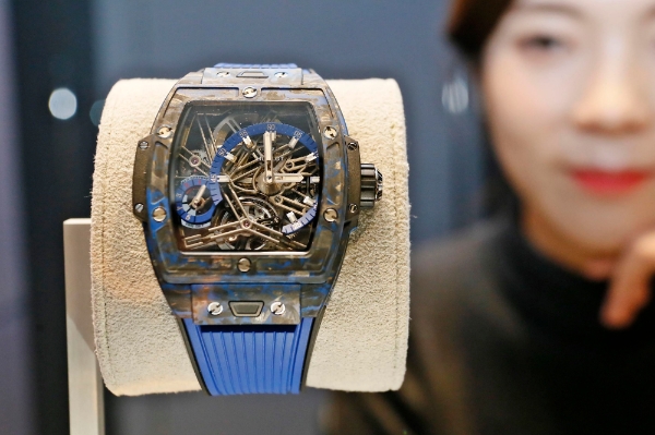갤러리아명품관은 스위스 명품 시계 브랜드 위블로(HUBLOT)의 '스피릿 오브 빅뱅 투르비옹' 리미티드 에디션을 선보인다. /사진=한화갤러리아.