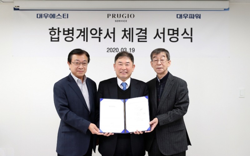 지난 19일 푸르지오서비스 본사에서 열린 ‘합병계약서 체결 서명식’에서 (왼쪽부터) 대우에스티 지홍근대표, 푸르지오서비스 윤우규대표, 대우파워 장복수대표가 합병계약서를 들고 있다 / 사진=대우건설