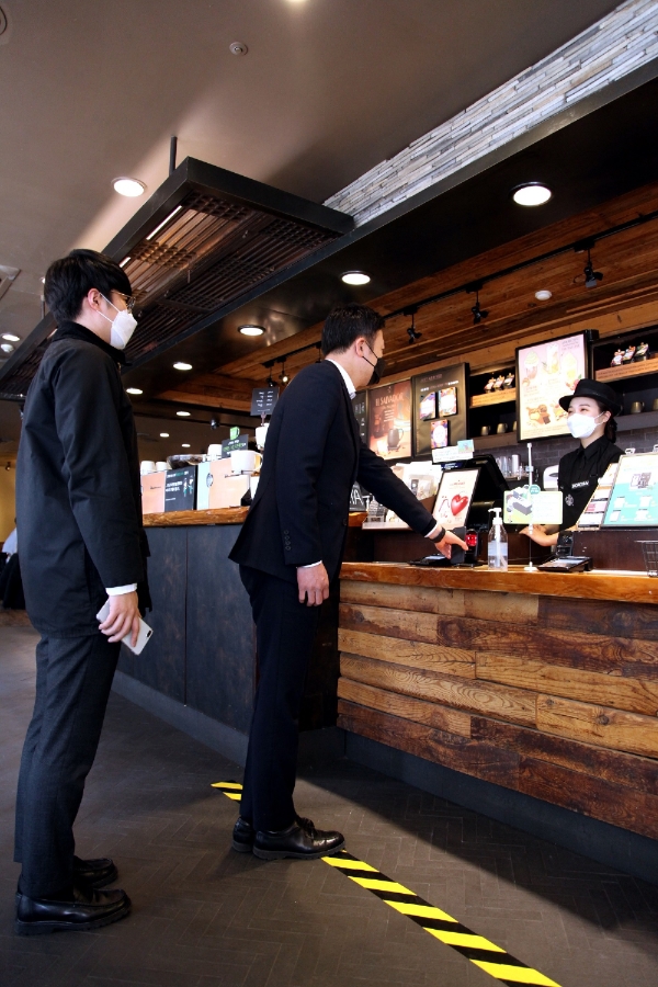 스타벅스가 오늘(28일) 발표된 정부의 신종 코로나 바이러스 감염증(코로나19) 추가 방역 조치 시행에 적극 동참한다. 사진=스타벅스.