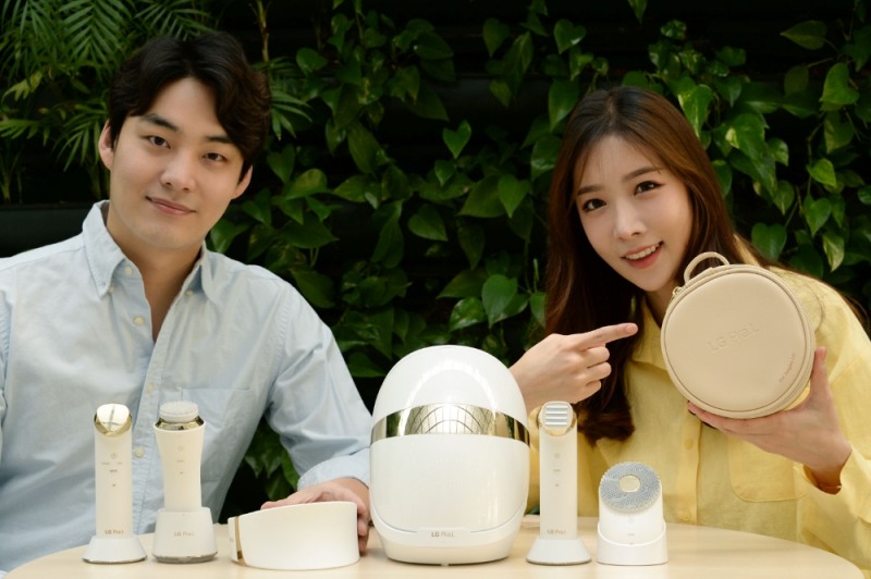 LG전자 모델들이 프리미엄 홈 뷰티 가전 프라엘을 홍보하고 있다/사진=LG전자