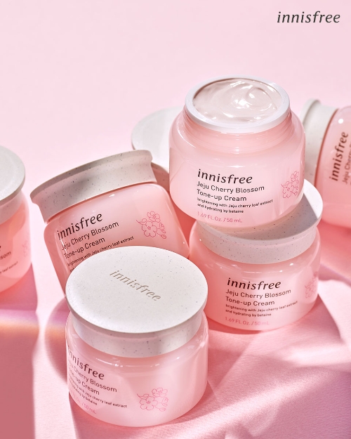 이니스프리는 ‘왕벚꽃 톤업 크림’을 선보였다. /사진=아모레퍼시픽.