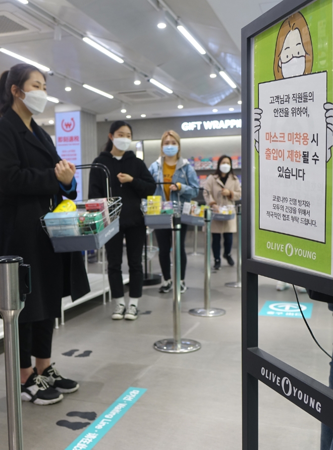 올리브영 명동 플래그십 스토어에서 고객들이 '발자국 스티커'에 맞춰 결제를 대기하고 있다. /사진제공=CJ올리브영