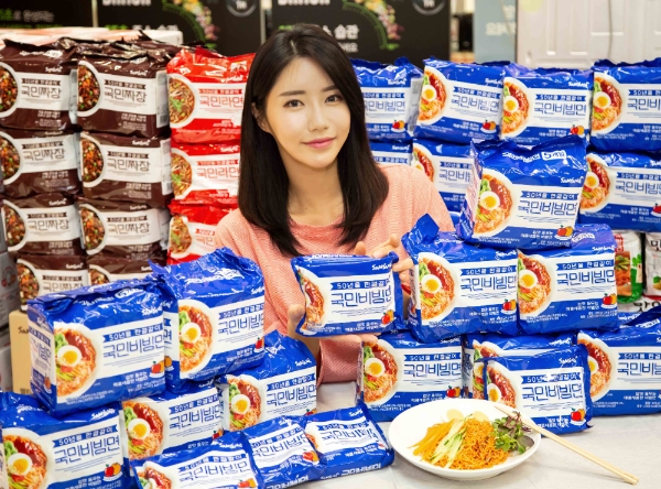 홈플러스는 삼양식품과 함께 한 네 번째 국민 라면 시리즈 ‘국민비빔면’을 선보인다. /사진=홈플러스.