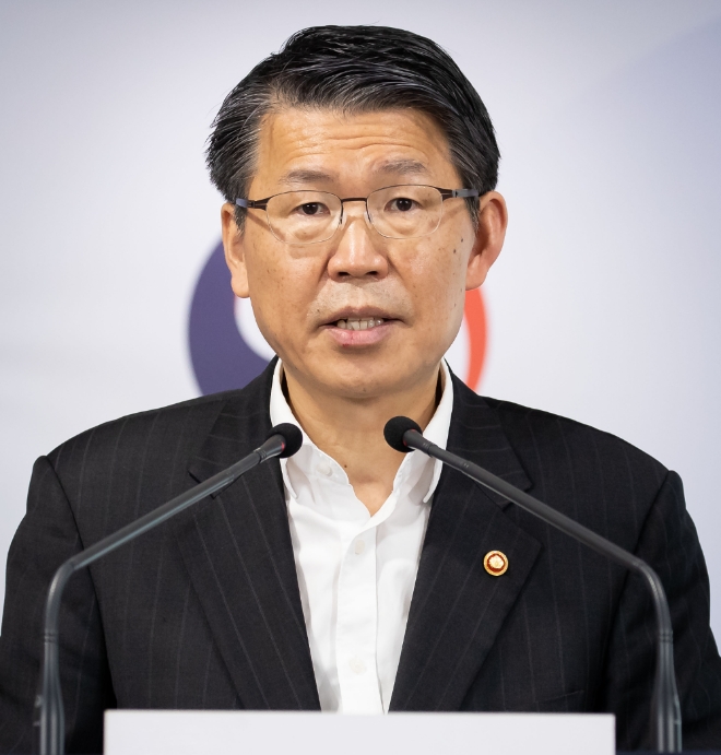 은성수 금융위원장이 24일 정부서울청사 합동브리핑실에서 '코로나19 관련 금융시장 안정화 방안'을 설명하고 있다./사진=금융위원회