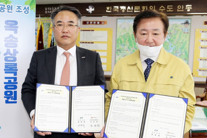 왼쪽 호반건설 송종민 대표이사, 오른쪽 안동시 권영세 시장 / 사진=호반건설