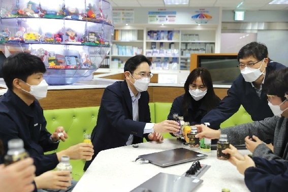 ▲지난 3일 이재용 삼성전자 부회장(왼쪽 2번째)이 삼성전자 구미사업장을 방문해 직원들을 격려하고 있는 모습/사진=삼성전자