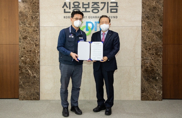 △ 윤대희 신용보증기금 이사장(오른쪽)과 김재범 신용보증기금 노조위원장(왼쪽). /사진=신용보증기금