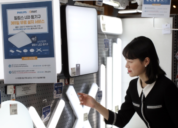 이마트는 오늘(26일)부터 필립스 LED 등기구 15만원 이상 구매 고객에게 대형마트 최초로 연중 ‘출장 및 설치 서비스’를 무상 제공한다. /사진=신세계그룹.