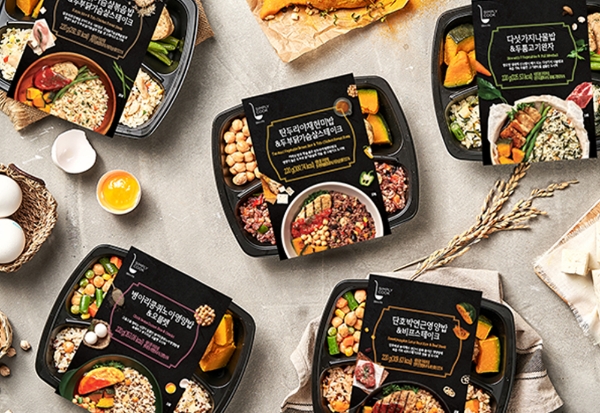 GS리테일이 운영하는 밀키트 브랜드 심플리쿡은 지난 23일 건강식 콘셉트로 출시한 슬림핏 냉동 도시락 △현미밥&두부닭가슴살스테이크, △단호박연근영양밥&비프스테이크, △다섯가지나물&두툼고기완자, △병아리콩퀴노아영양밥&오믈렛, △곤약닭가슴살볶음밥&두부닭가슴살스테이크 5종이 품절템(품절+아이템)으로 등극했다고 밝혔다. /사진=GS리테일.