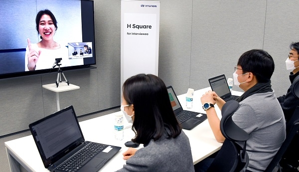 현대차 관계자들이 일대다 화상면접을 시연하고 있다. 사진=현대차.