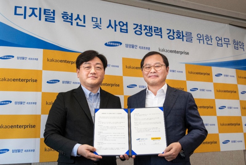 백상엽 카카오엔터프라이즈 대표(좌측)와 정금용 삼성물산 리조트부문 대표가 기념촬영하고 있다/사진=카카오엔터프라이즈