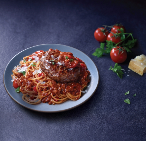 파리바게뜨는 집에서도 간편하게 외식하는 기분을 내려는 ‘집콕족’을 위한 가정간편식(HMR : Home Meal Replacement) 신제품 2종을 선보였다. /사진=SPC그룹.