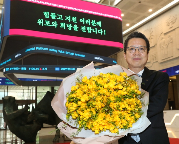 ▲26일 정지원 한국거래소 이사장이 화훼농가 돕기 꽃 선물 릴레이에 동참했다./ 사진=한국거래소