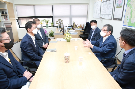 윤석헌 금감원장이 26일 오전 KB국민은행 사당동지점을 방문해 은행 실무자들과 회의를 하고 있다. / 사진 = 금감원