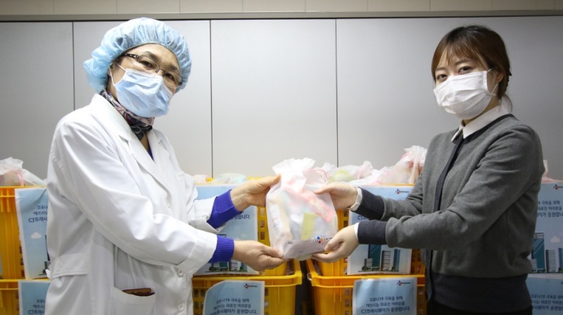 CJ프레시웨이는 지난 25일 코로나19 치료에 헌신하고 있는 주요 병원의 의료진을 격려하기 위해 2000만원 상당의 구호물품 키트 3000개를 제작해 전달했다. /사진제공=CJ프레시웨이