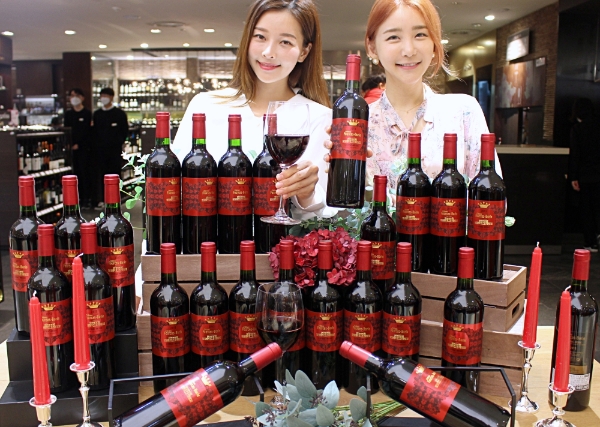 롯데백화점은 27일부터 다음 달 2일까지 전점에서 진행되는 와인박람회 ‘SPRING VINO IN LOTTE’​를 맞이해 ‘샤또 푸르카스 보리’ 3000병을 단독 출시한다. /사진=롯데그룹.