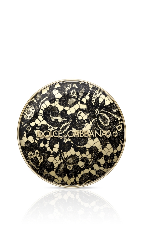 돌체앤가바나 뷰티(DOLCE&GABBANA BEAUTY)가 궁극의 자연스러운 룩과 완벽하게 가벼운 느낌 사이에서 고도의 균형을 이끌어낼 완벽한 조합의 베이스 메이크업 듀오로, ‘시크릿 쉴드 프로텍티브 스무딩 프라이머 (SPF50+, PA++++)’와 브랜드 런칭 이후 최초의 쿠션 파운데이션인 ‘프레셔스킨 퍼펙트 피니쉬 쿠션 파운데이션 SPF30, PA++’을 선보인다. /사진=돌체앤가바나 뷰티.