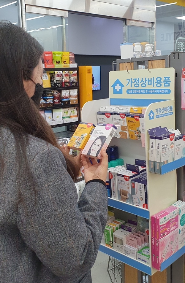 이마트24는 24시간 운영 편의점에서만 판매할 수 있는 안전상비의약품 대신 고객들이 일상생활에 필요한 의약외품을 확대 운영한다. /사진=신세계그룹.