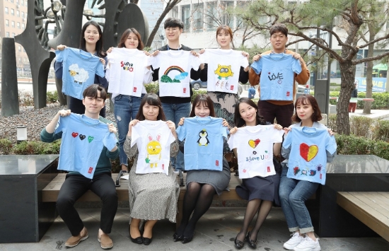 희망T 캠페인에 참여한 DGB생명 임직원이 기념촬영을 하고 있다. / 사진 = DGB생명