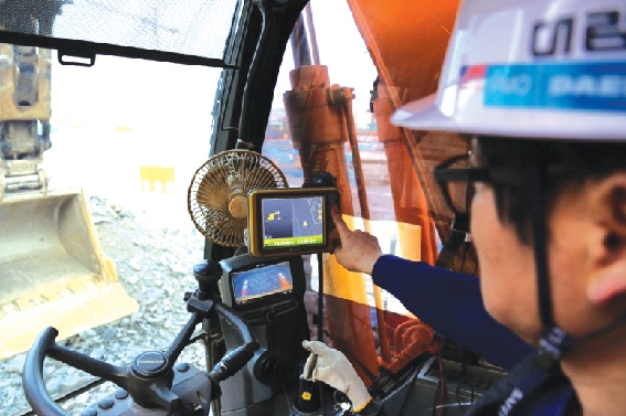 ▲ 대림산업이 최근 도입한 머신 컨트롤(Machine Control) 기술 시연장면. 사진=대림산업