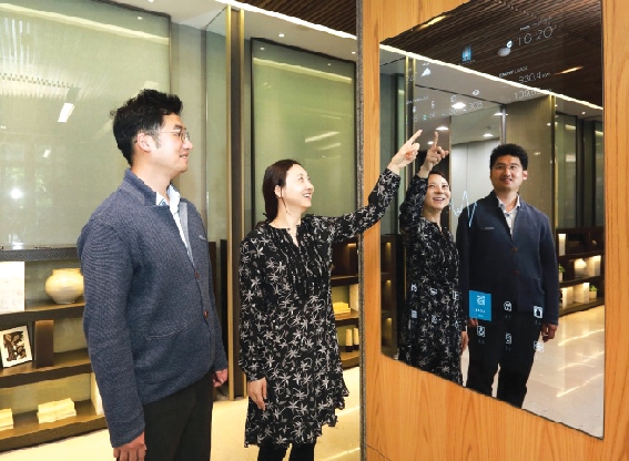 ▲ 삼성물산 래미안 IoT 플랫폼을 고객들이 시현해보고 있다. 사진=삼성물산