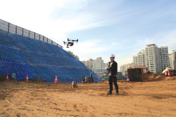 ▲ 롯데건설은 드론을 활용한 현장안전관리 기술 개발에 나서고 있다. 사진=롯데건설