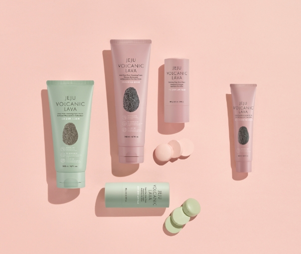 더페이스샵은 미세먼지 등 외부 환경으로 지친 피부를 개운하게 클렌징 할 수 있도록 ‘제주 화산토 클렌징 라인’을 업그레이드해 새롭게 선보인다. /사진=LG생활건강.