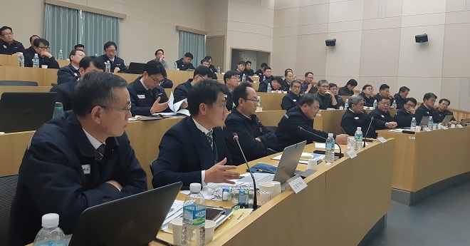 쌍용자동차 임원진이 지난해 12월 6일 쌍용자동차 인재개발원에서 열린 임원 대상 제조물 책임(PL) 등 품질 관련 워크숍에서 토의를 하고 있다.