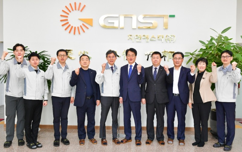 △ 손병환 NH농협은행장(오른쪽 다섯 번째)이 천안 백석공단에 위치한 지엔에스티(주)을 방문해 기념사진을 촬영하고 있다. /NH농협은행