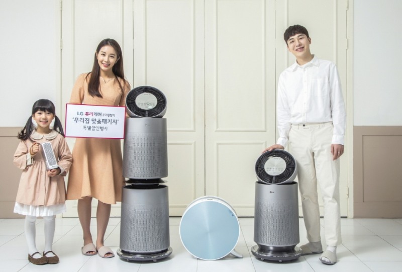 LG전자 모델들이 퓨리케어 공기청정기 패키지 행사를 홍보하고 있다/사진=LG전자