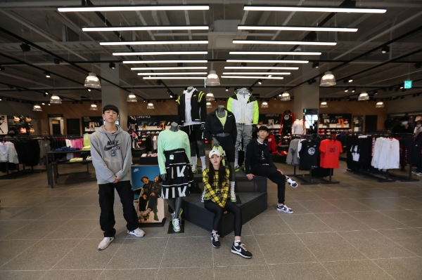 롯데아울렛 광교점은 아울렛 2층에 위치했던 나이키 매장이 1층으로 이동, 면적을 50% 확대하여 ‘나이키 메가샵’으로 새롭게 문을 연다. /사진=롯데그룹.