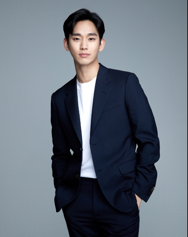 △ 하나은행의 새로운 광고 모델 배우 김수현. /사진=하나은행