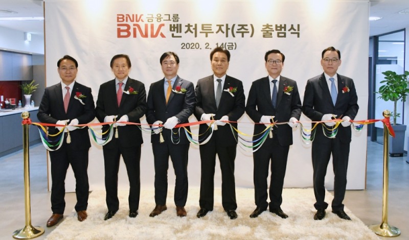 △ 이윤학 BNK자산운용 대표이사와 김병영 BNK투자증권 대표이사, 도승환 BNK벤처투자 대표이사, 김지완 BNK금융그룹 회장, 이두호 BNK캐피탈 대표이사, 명형국 BNK금융지주 그룹전략재무부문장(왼쪽부터). /사진=BNK금융